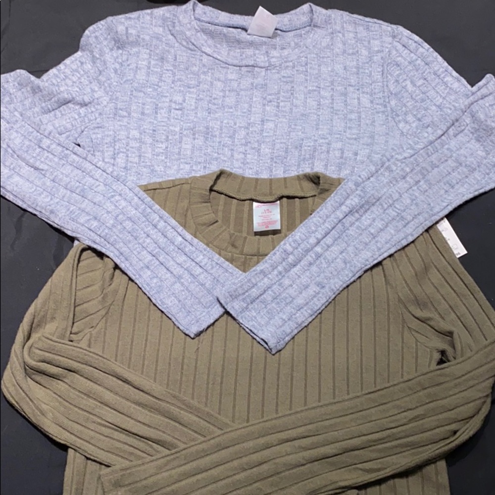 2 grey & army green long sleeve sweaters. Size L